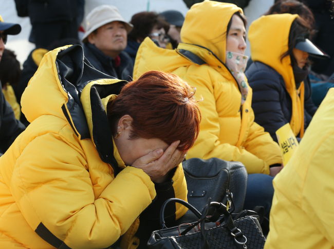 세월호 참사 4주기를 하루 앞둔 15일 오후 세월호가 거치된 전남 목포신항에서 열린 다짐대회에서 한 세월호 희생자 유가족이 눈물을 흘리고 있다. (사진=연합뉴스)