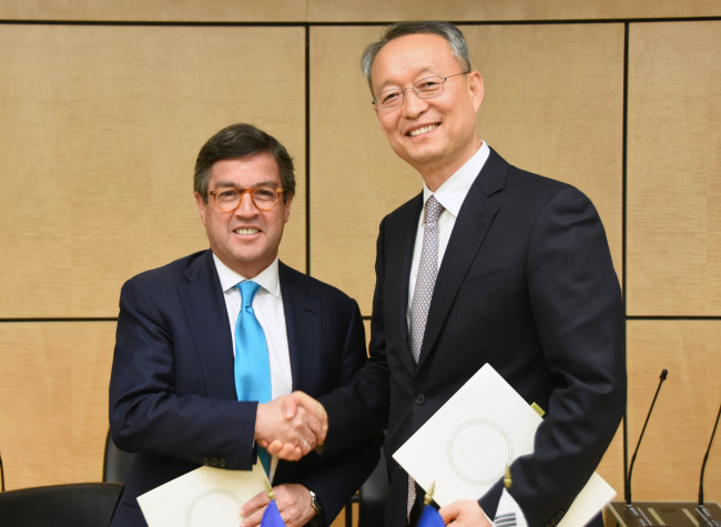 Industry Minister Paik Un-gyu (right) shakes hands with Luis Alberto Moreno, president of IADB during a signing ceremony in Washington DC on Thursday. (MOTIE)