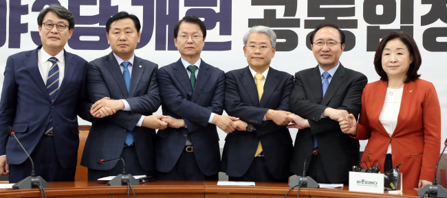 Top officials from the minor opposition Bareunmirae Party, Party for Democracy and Peace and Justice Party pose for a photo before their talks at the National Assembly in Seoul on April 25, 2018. (Yonhap)