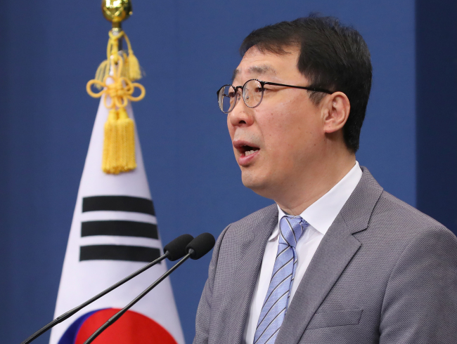 Moon Jae-in`s top press secretary Yoon Young-chan speaks to reporters during a press briefing held at Cheong Wa Dae on Wednesday. (Yonhap)