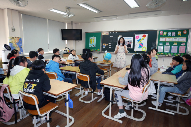 Students attend a class in an elementary school in South Korea. (Yonhap)