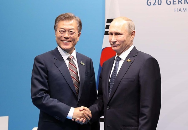 President Moon Jae-in (left) and his Russian counterpart Vladimir Putin. Yonhap