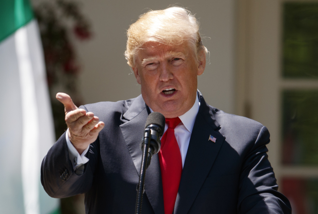 US President Donald Trump speaks during a news conference with Nigerian President Muhammadu Buhari in the Rose Garden of the White House in Washington, Monday, April 30, 2018. (AP-Yonhap)