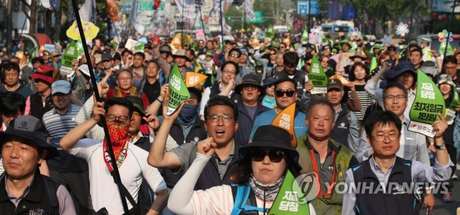 노동절인 1일 오후 2017 세계 노동절 대회 참가자들이 서울 종로에서 광화문 방면으로 거리행진을 하고 있다. 2017.5.1 (사진=연합뉴스)