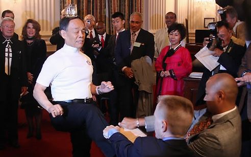 Taekwondo master Rhee Jhoon-goo demonstrates his skill at a US Congress building in Washington, D.C. in this undated file photo. (Yonhap)