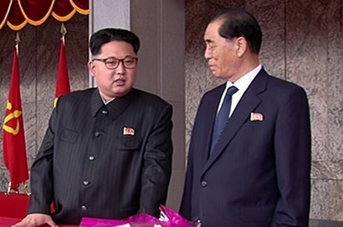 North Korean leader Kim Jong-un, left, and Cabinet Premier Park Pong-ju (Yonhap)