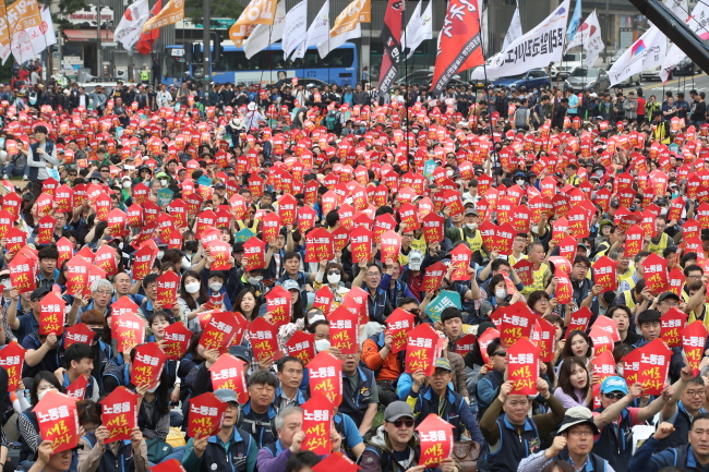 Members of the Korean Confederation of Trade Unions, an umbrella labor group, participate in a massive rally to mark Labor Day in Seoul Plaza in central Seoul on Tuesday. (Yonhap)
