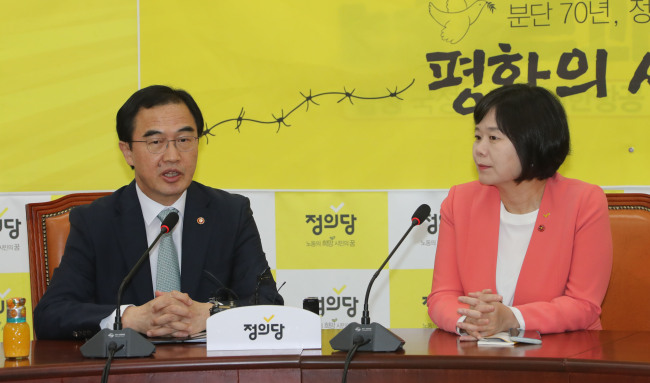Unification Minister Cho Myoung-gyon (left) holds talks with Lee Jeong-mi, leader of the minor Justice Party, at the National Assembly in Seoul on Tuesday. (Yonhap)