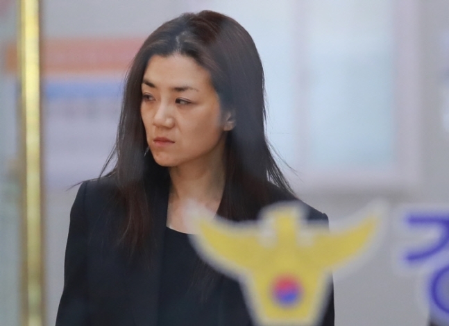 Korean Air heiress Cho Hyun-min walks out of the Seoul Gangseo Police Station on Wednesday after being questioned. (Yonhap)