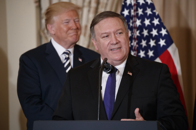 US Secretary of State Mike Pompeo (right), with US President Donald J. Trump, delivers remarks during a ceremonial swearing in ceremony at the State Department in Washington, DC, on May 2, 2018. (EPA-Yonhap)