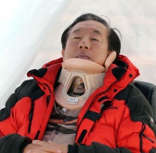 Rep. Kim Sung-tae, floor leader of the main opposition Liberty Korea Party, continues his hunger strike clad in a neck brace at the National Assembly in Seoul on May 6, 2018, after he was attacked the previous day by a man apparently disgruntled with the party`s hard-line position on North Korea. (Yonhap)