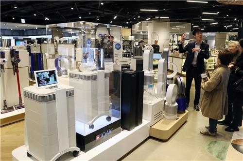 In this undated photo, provided by Shinsegae Department Store, shoppers look around home appliances at one of its outlets in southern Seoul. (Yonhap)