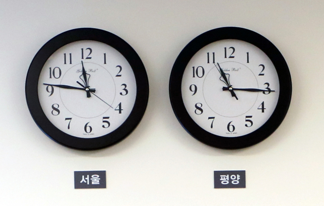 This photo, taken on April 29, 2018, shows two clocks showing a 30-minute gap between Seoul (L) and Pyongyang standard times hanging on a wall of the Peace House, the venue for an inter-Korean summit held on April 27. (Yonhap)