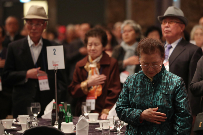 South Korean members of families separated by the 1950-53 Korean War participate in a gathering jointly arranged by the Ministry of Unification and the Korean Red Cross on April 10 in Suwon. Yonhap