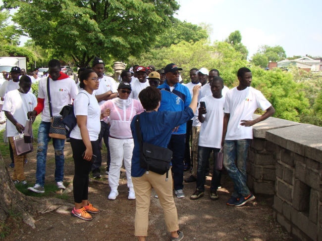 Expats listen to explanations provided by a tour guide. (Foreign Ministry)