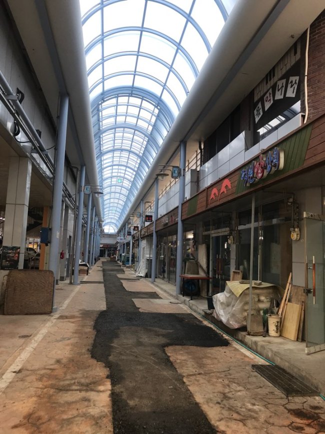 Closed stores and restaurants are seen at a local market in Gimhwa-eup of Cheorwon County, Gangwon Province, on May 2. Bak Se-hwan/The Korea Herald