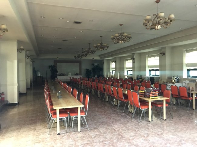 Empty chairs and tables are seen at Gimhwa’s biggest wedding venue. Bak Se-hwan/The Korea Herald