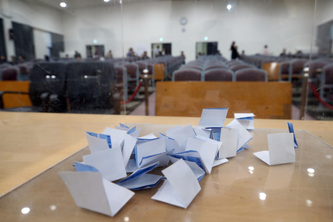 Empty seats are seen at a courtroom at the Seoul Bankruptcy Court in southern Seoul, where the seat allocation procedure for ex-President Lee Myung-bak’s trial took place Wednesday. (Yonhap)