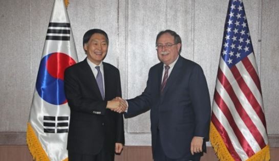 This photo, taken April 11, 2018, shows Chang Won-sam (left), the South Korean diplomat in charge of the defense cost sharing negotiations, shaking hands with Timothy Betts, deputy assistant secretary for plans, programs and operations at the US State Department, before their talks on South Korea`s southern resort island of Jeju. (Yonhap)