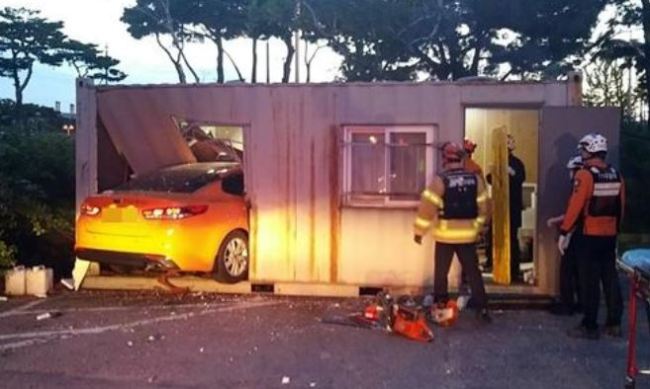 A taxi drives into a storage container at Incheon Airport’s Terminal 1 parking lot in Unseo-dong, Incheon, Sunday. (Yonhap)