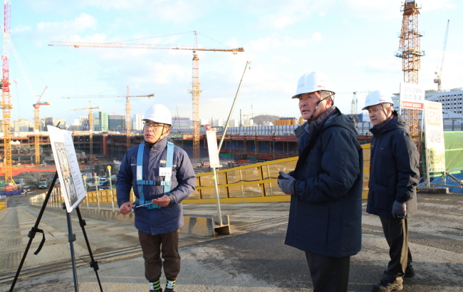 The late LG Group Chairman Koo Bon-moo (center) and LG Group Vice Chairman Ha Hyun-hoi (right) look around the construction site of the LG Science Park in Magok, Seoul, in December 2015. (LG Group)