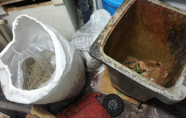 A kitchen of a famous Busan restaurant is in a severely unhygienic state. (Yonhap)