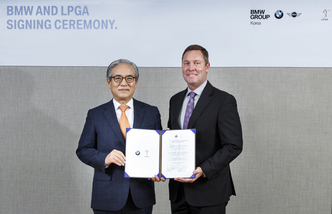 Kim Hyo-jun, chairman of BMW Group Korea (left), and Michael Whan, commissioner of the LPGA, pose during a signing ceremony of the local importer, which is hosting a tournament next year. (BMW Group Korea)