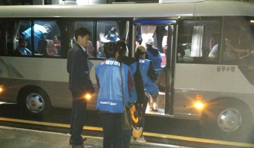 Boryeong marine police officers arrest 14 undocumented foreign workers from Thailand at a fish factory in Boryeong, South Chungcheong Province, on Friday. (BMPA-Yonhap)