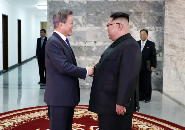 South Korean President Moon Jae-in (left) and North Korean leader Kim Jong-un shake hands ahead of their summit at the northern side of Panmunjom on May 26, 2018. (Cheong Wa Dae-Yonhap)