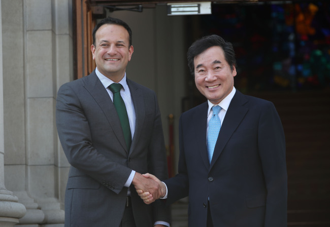 South Korean Prime Minister Lee Nak-yon (R) shakes hands with Irish Prime Minister Leo Varadkar during a meeting in Dublin on May 28, 2018. (Yonhap)