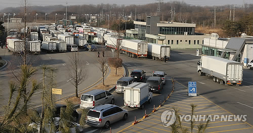Cars head to the Kaesong industrial park in North Korea (Yonhap)