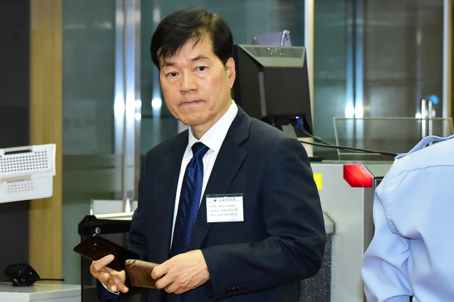 Kim Tae-han, CEO of Samsung BioLogics, heads toward an accounting oversight panel meeting held at the Financial Services Commission in Seoul on May 17. (Yonhap)