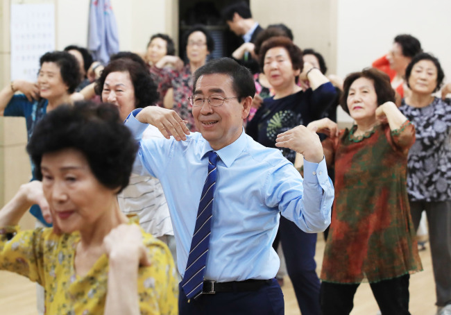 Seoul mayor candidate Park Won-soon of the ruling Democratic Party takes part in a senior citizens’ dance class at the Shinjung Social Welfare Center in Yangcheon-gu, Seoul, Monday. (Yonhap)