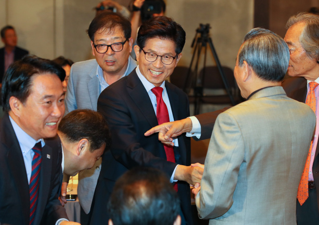 Seoul mayoral candidate Kim Moon-soo of main opposition Liberty Korea Party greets participants at an open forum held at the Seoul Press Center on Monday. (Yonhap)