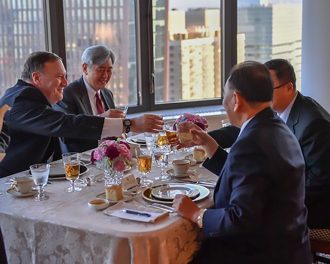 This handout photograph obtained courtesy of the US Department of State shows Kim Yong-chol (right), Vice Chairman of North Korea, during his dinner meeting with US Secretary of State Mike Pompeo (left) on May 30, 2018 in New York. (AFP photo / US Department of State) (Yonhap)