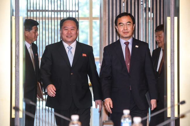 This photo, taken by the Joint Press Corps on June 1, 2018, shows South Korea`s chief delegate Cho Myoung-gyon (right) and his North Korean counterpart Ri Son-gwon entering to hold inter-Korean high-level talks. (Yonhap)