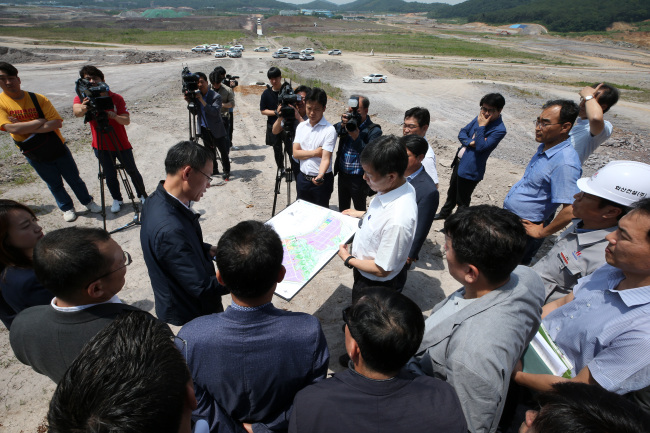 Nine of Hyundai’s working level officials visited Gwangju to inspect the site of the factory on Monday. (Yonhap)