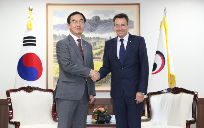 Peter Maurer, the head of the Switzerland-based International Committee of the Red Cross met with South Korea`s Unification Minister Cho Myoung-gyon on Tuesday in Seoul. (Yonhap)