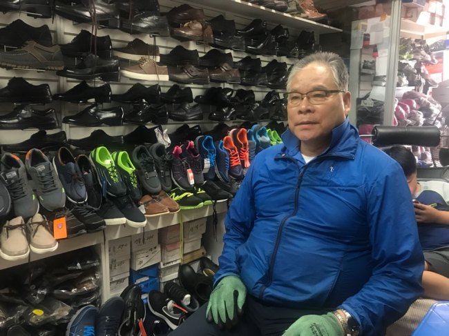 Kwon Sung-yong, 62, who works at the Hyeonpung market in Daegu, a conservative stronghold, tells The Korea Herald on Wednesday that he will no longer support the right. Bak Se-hwan/The Korea Herald