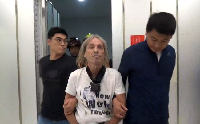 The Korean police will question Alain Robert on the motives of his 'criminal' actions. (Yonhap)
