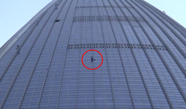 French climber Alain Robert scaled to the 75th story of Lotte World Tower in Seoul, Korea, on June 6. (Yonhap)