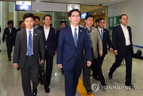 South Korean officials and civilians led by Vice Unification Minister Chun Hae-sung (middle) leaves for Kaesong on Friday to inspect facilities for a planned inter-Korean liaison office. (Yonhap)