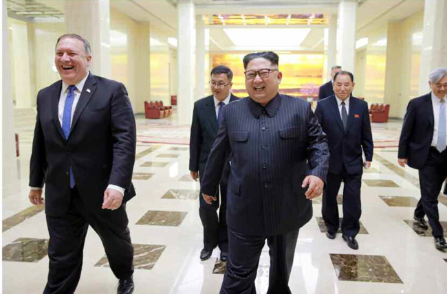 North Korean leader Kim Jong-un (center) met with US Secretary of State Mike Pompeo in Pyongyang on Wednesday. (Yonhap)