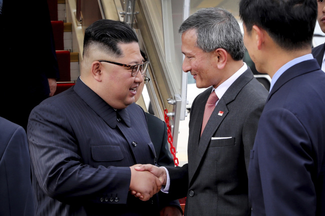 Kim Jong-un is greeted by Singapore's Foreign Minister Vivian Balakrishnan upon his arrival. (AFP-Yonhap)