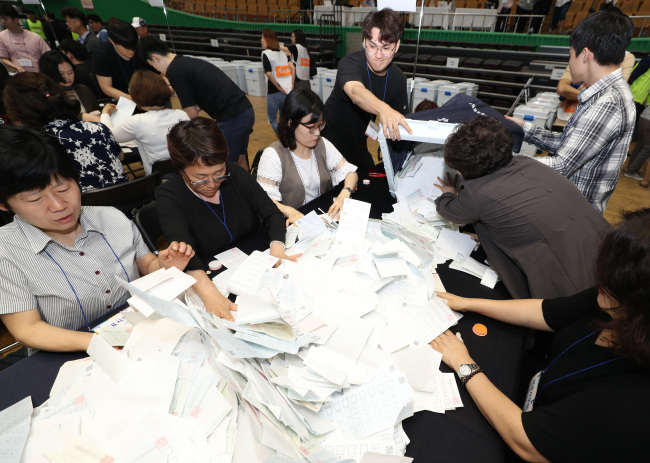 Counting ballots (Yonhap)