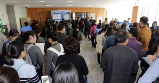 Jobseekers wait in line at a job fair organized by a district office in Seoul on March 29, 2018. (Yonhap)