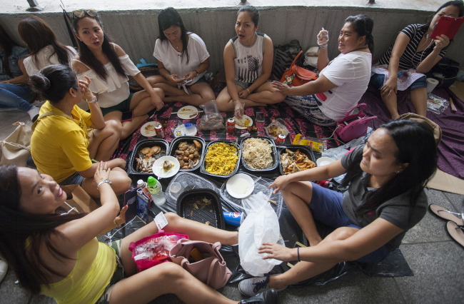 Foreign domestic workers from the Philippines and Indonesia gather in a public place as other domestic workers rally to protest alleged racist and discriminatory remarks made by Eunice Yung, a Hong Kong Legislative Councilor from the New People`s Party, Hong Kong, China, 27 May 2018. (Yonhap)