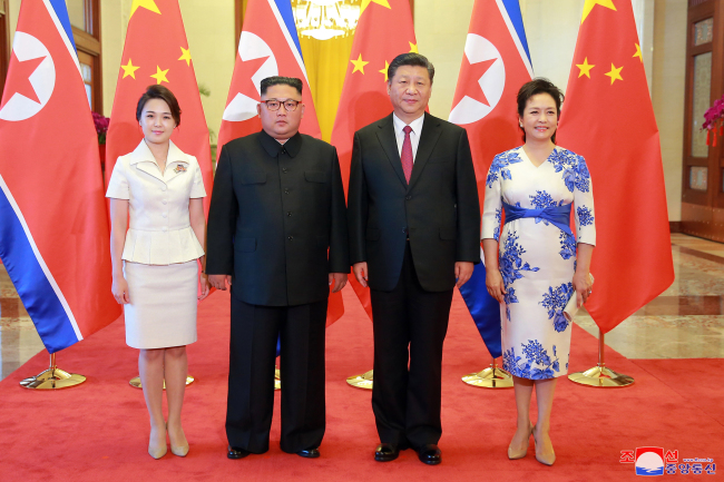 North Korean and Chinese leaders pose with their spouses at a welcoming ceremony in Beijing on Tuesday. (Yonhap)