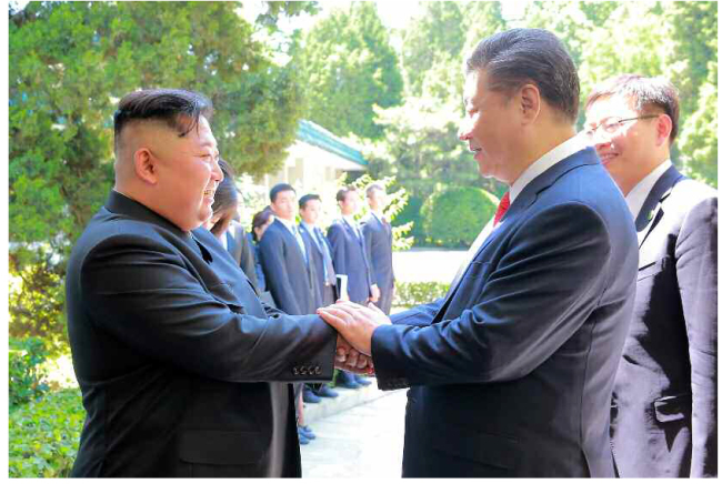 North Korean leader Kim Jong-un, left, and Chinese President Xi Jinping (Yonhap)