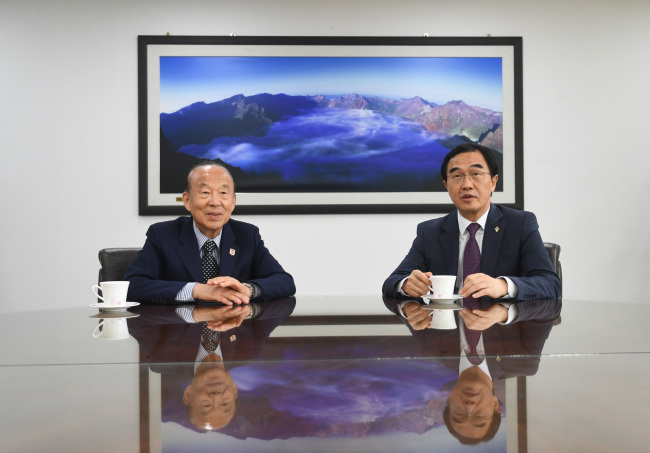 Korean Red Cross President Park Kyung-seo (left) and Unification Minister Cho Myoung-gyon. (Yonhap)